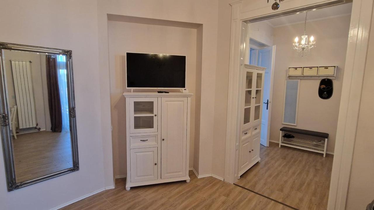 Uvs Central Luxury Apartment Oradea Ngoại thất bức ảnh